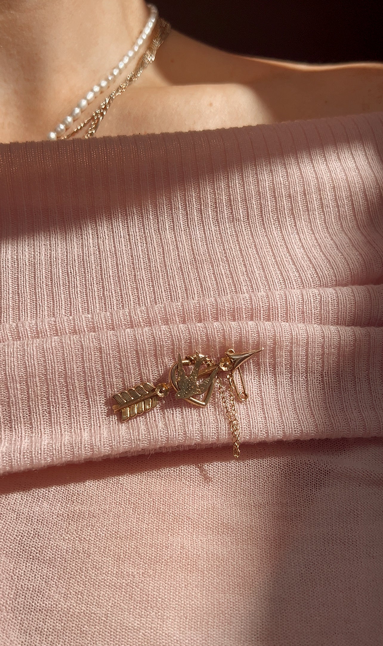 Stunning Victorian 9ct Gold 'Trophy of Love' Brooch