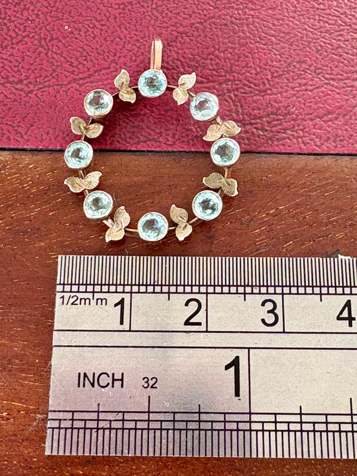 Very pretty 9ct gold and Aquamarine Foliate Pendant