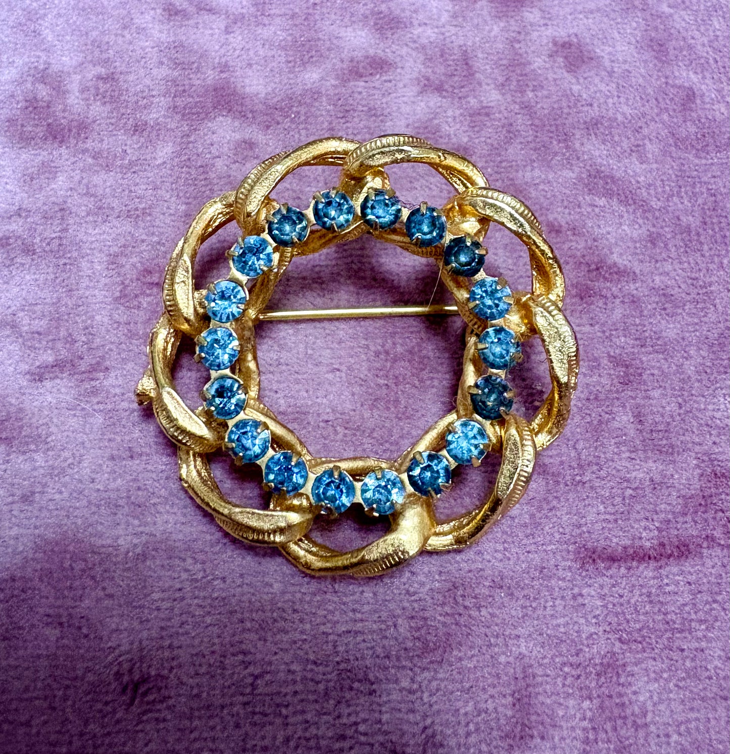 Attractive Vintage Blue Rhinestone Gold Tone Wreath Brooch