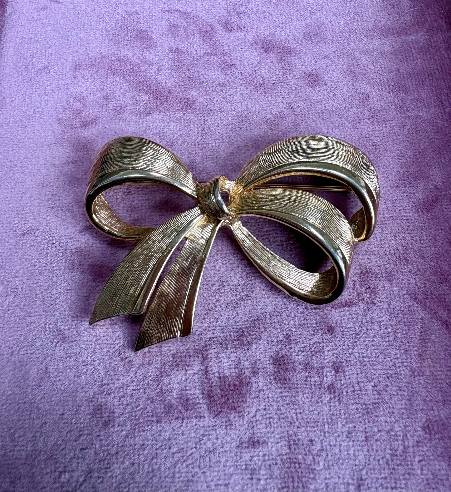 Stunning Vintage Avon Signed Gold Tone Bow Brooch