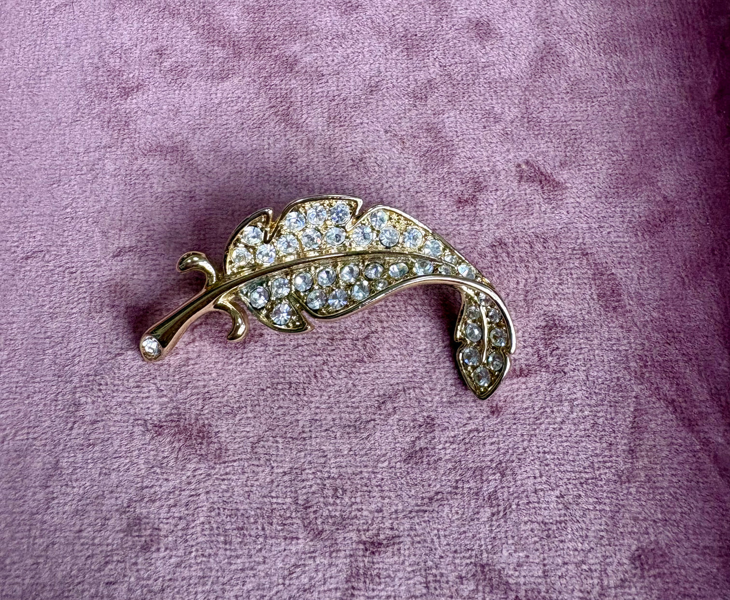 Gorgeous Vintage Leaf Gold Tone and Rhinestone Brooch