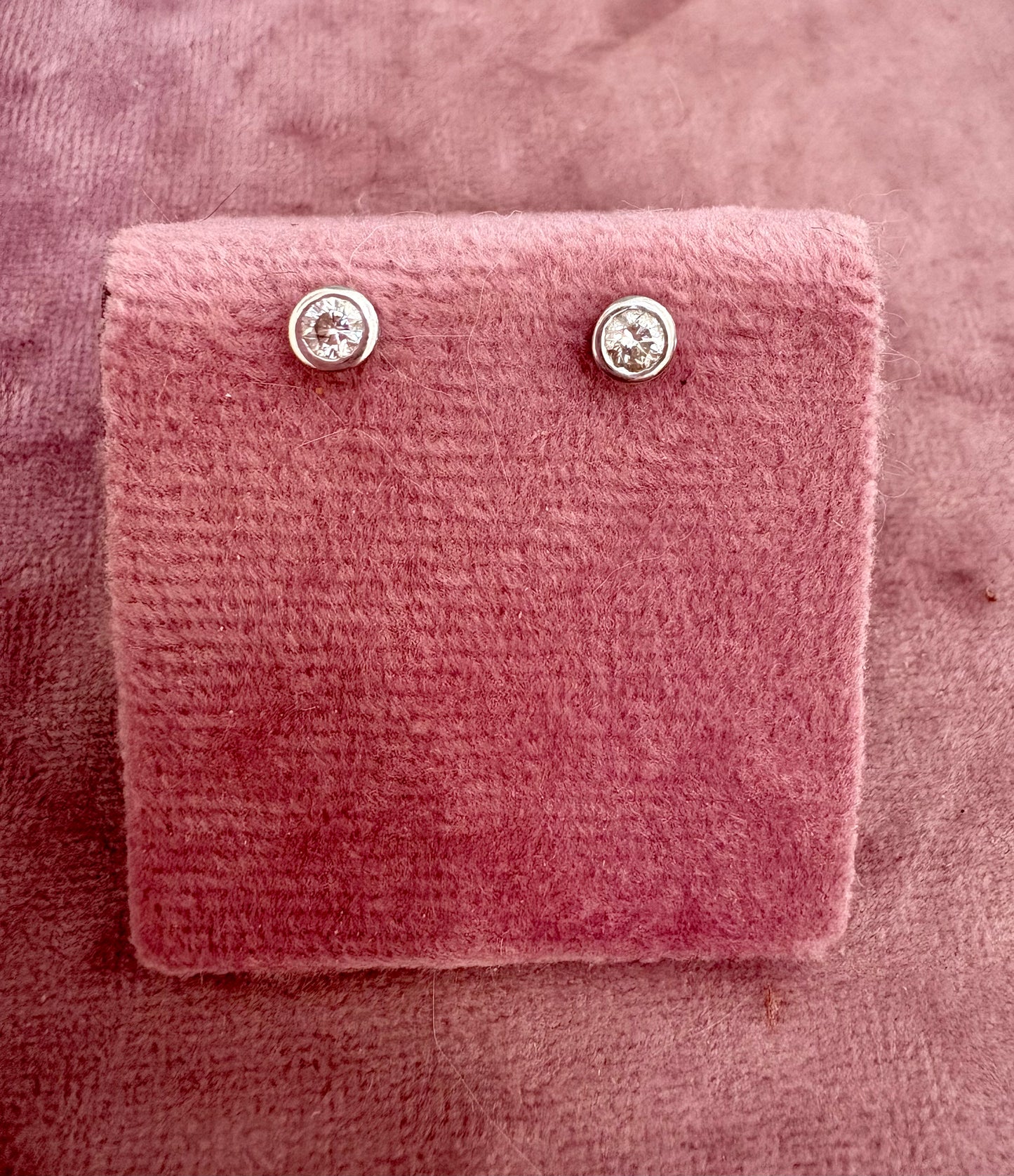 Gorgeous 18ct White Gold Diamond Stud Earrings