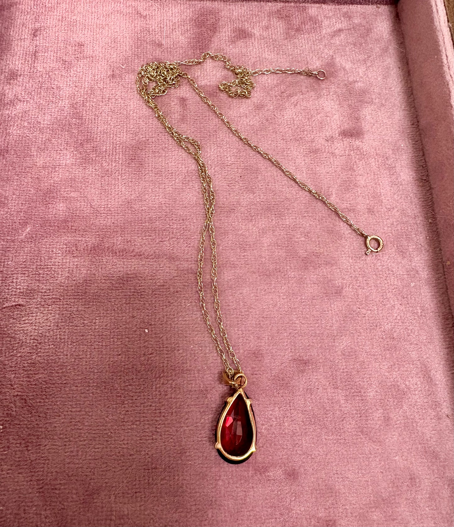 Wonderful Vintage 9ct Gold Pear Cut Garnet Pendant with 9ct Gold Chain