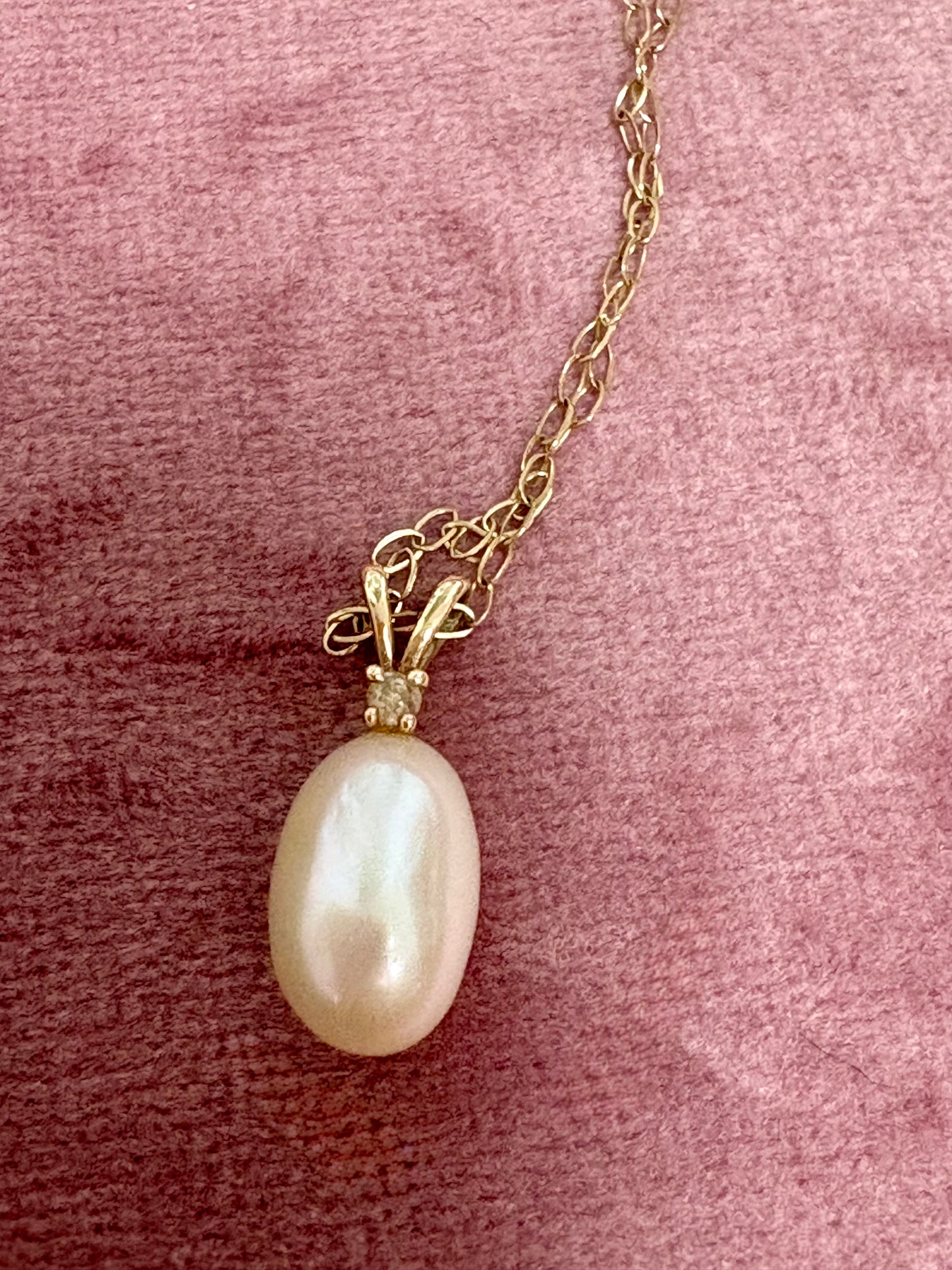 Beautiful Vintage Gold, Cultured Pearl and Diamond Pendant on a gold chain