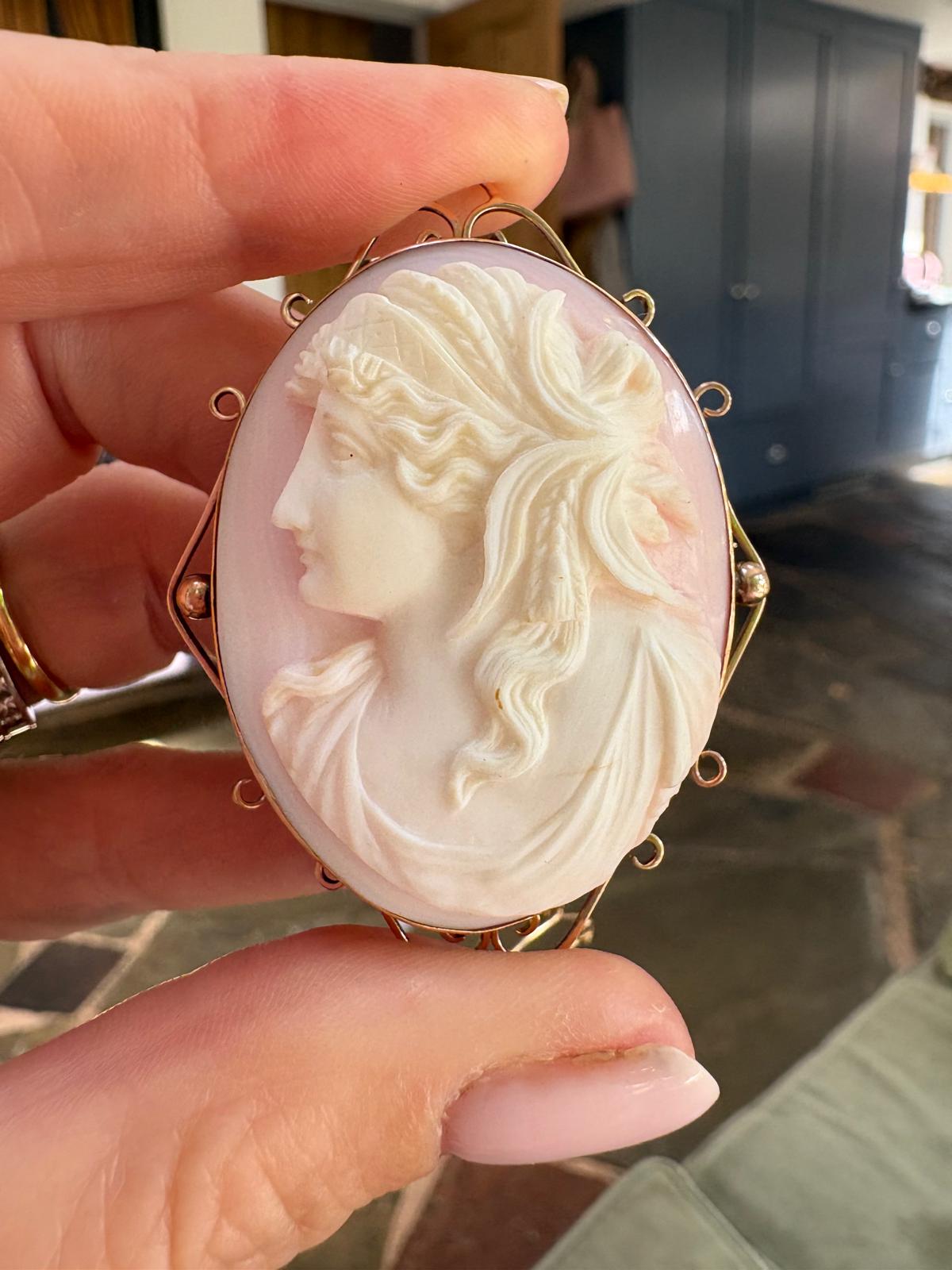 Beautiful Late 19th Century Pink Conch Shell Cameo Brooch in 9ct Gold