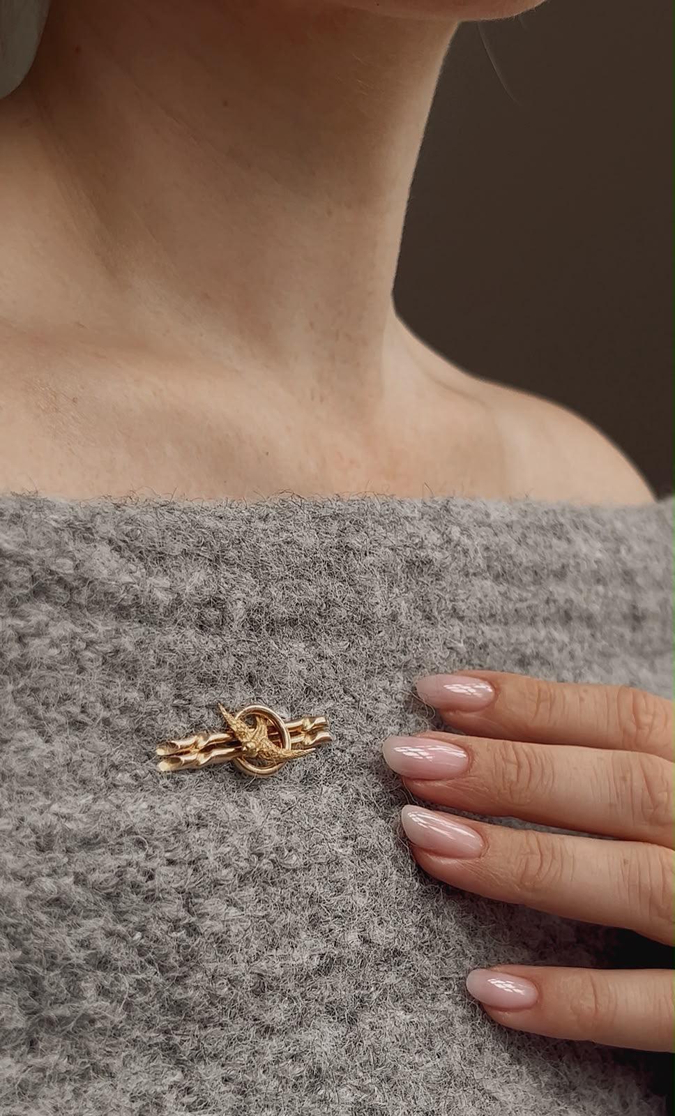 Wonderful Late 19th Century 15ct Gold Swallow Bar Brooch