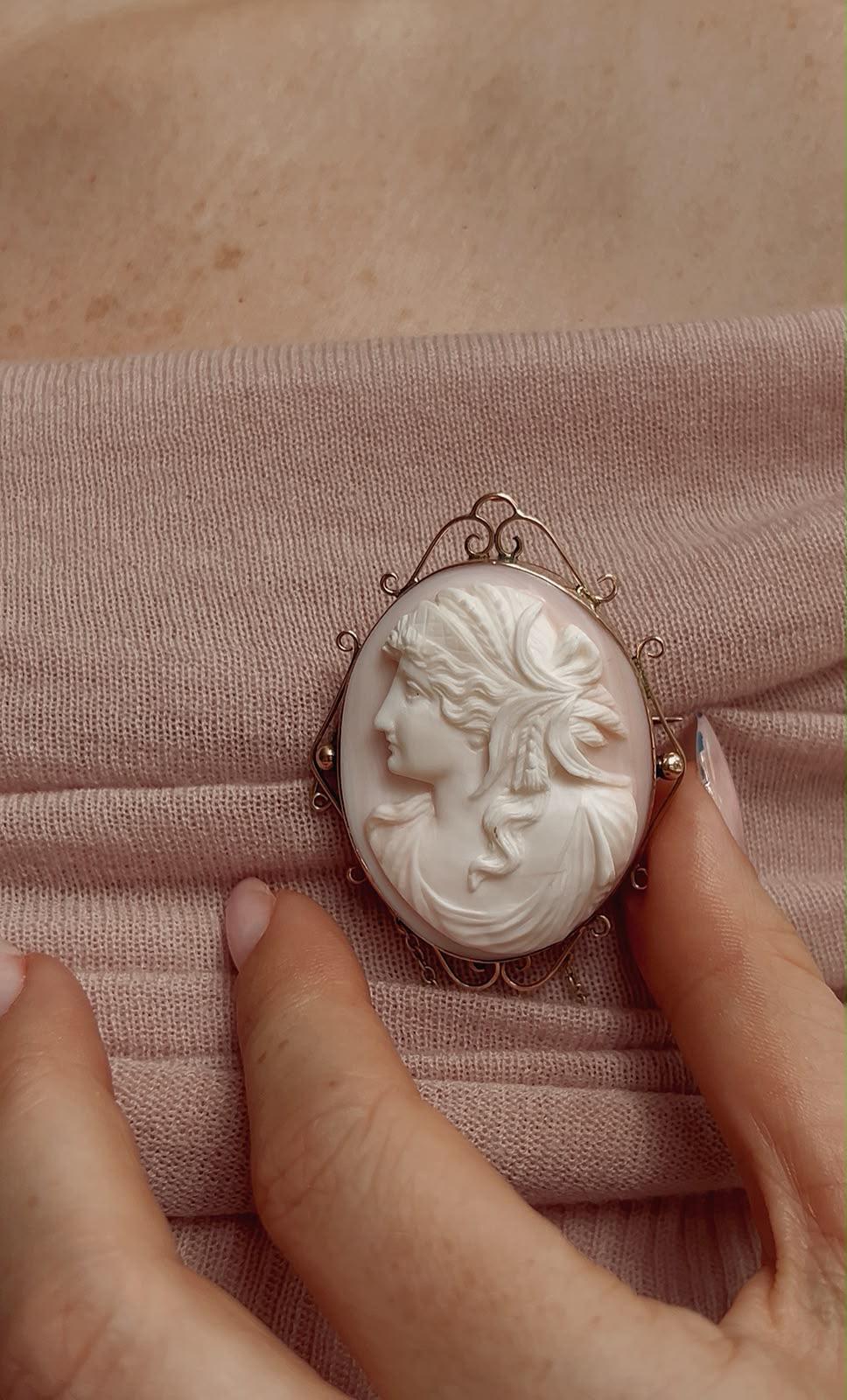 Beautiful Late 19th Century Pink Conch Shell Cameo Brooch in 9ct Gold