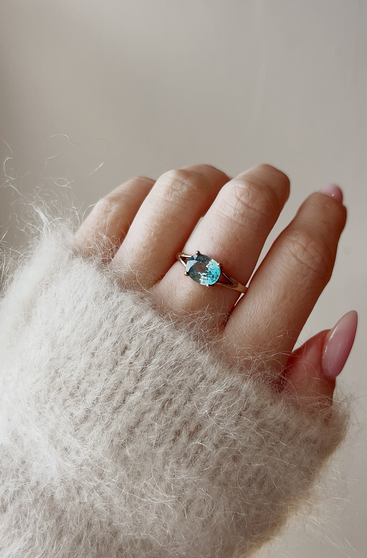 Wonderful Vintage 9ct Gold and Blue Zircon East-West Ring