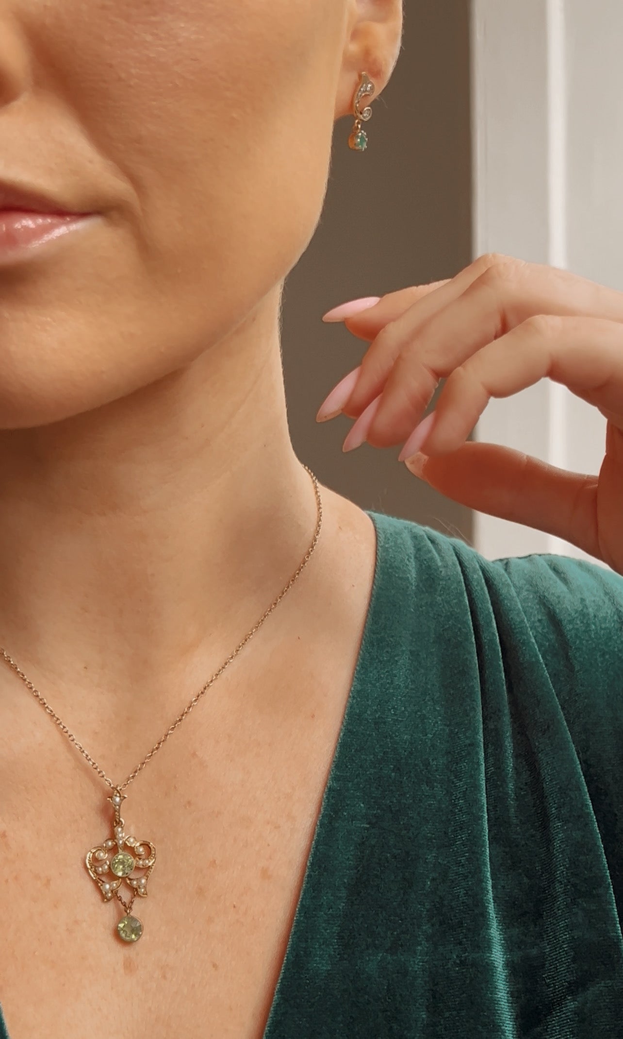 Beautiful Edwardian 15ct Gold Peridot and Split Pearl Pendant