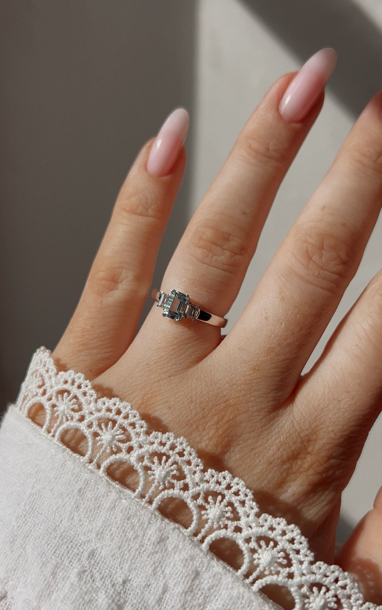 Modern 18ct gold Aquamarine and Diamond Ring