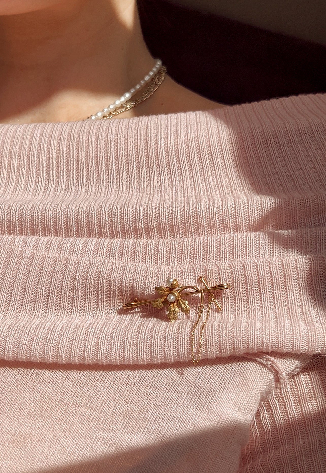 Beautiful 15ct Gold Acorn Bar Brooch with Two Pearls