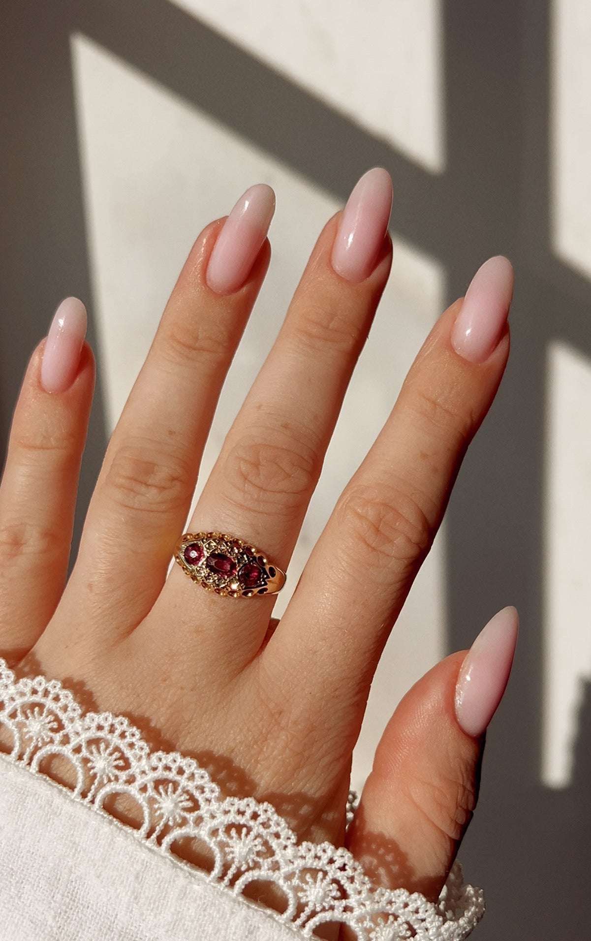 Very beautiful Early 20th Century 18ct gold Garnet and Rose Cut Diamond Ring