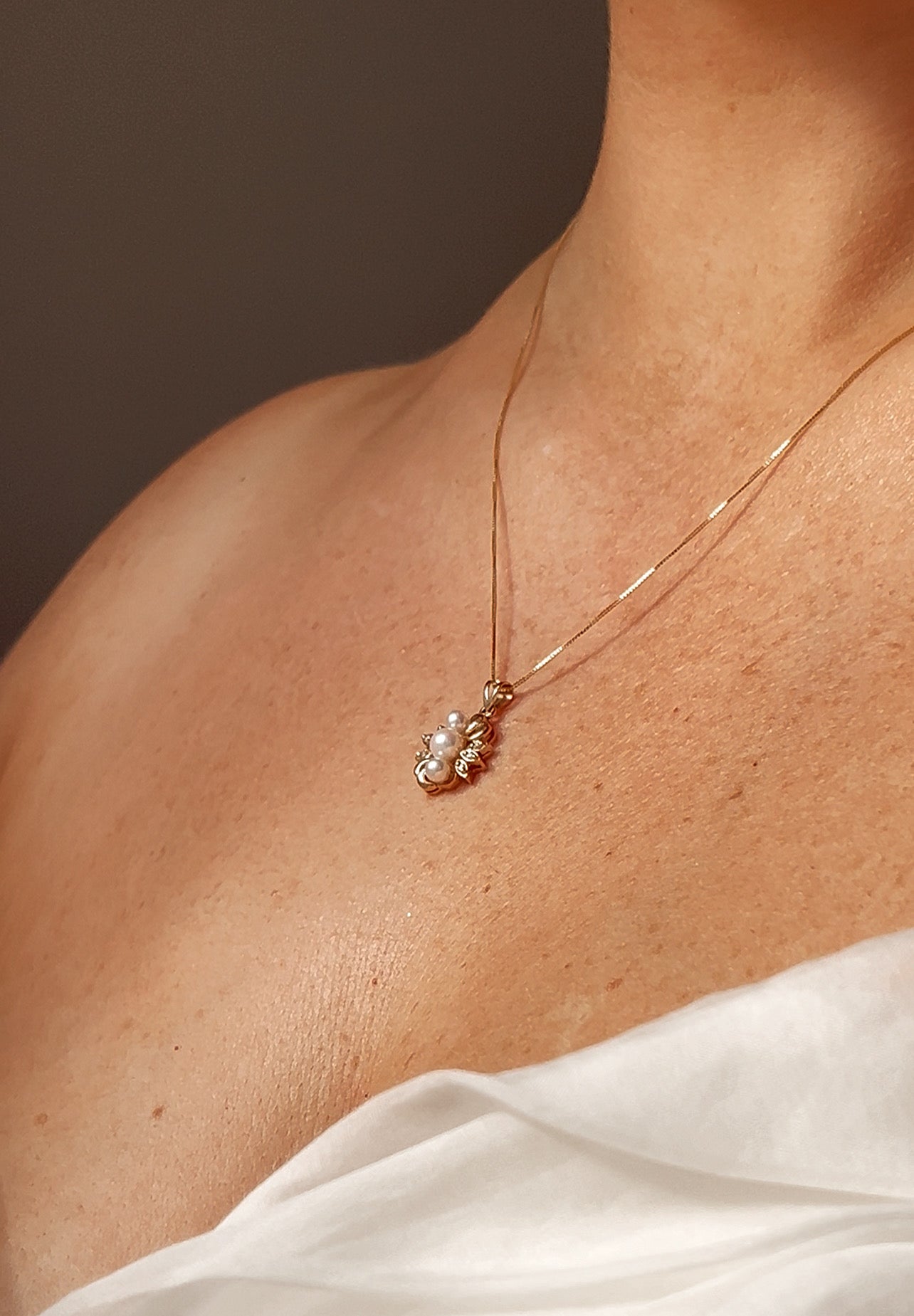 Pretty 9ct Gold Diamond and Cultured Pearl Pendant on a 9ct Gold Chain