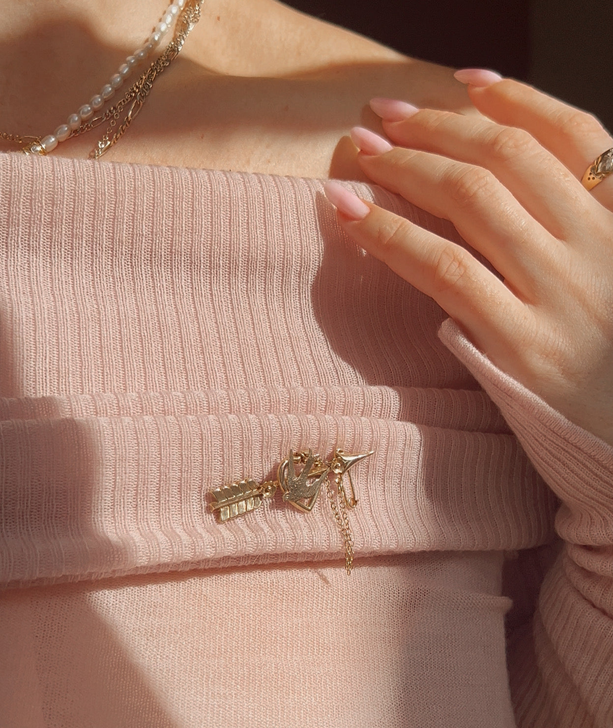 Stunning Victorian 9ct Gold 'Trophy of Love' Brooch