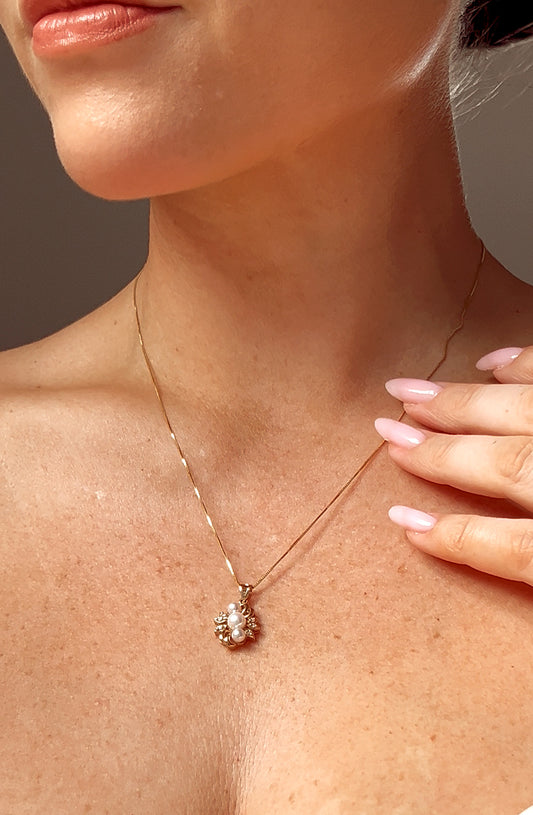 Pretty 9ct Gold Diamond and Cultured Pearl Pendant on a 9ct Gold Chain