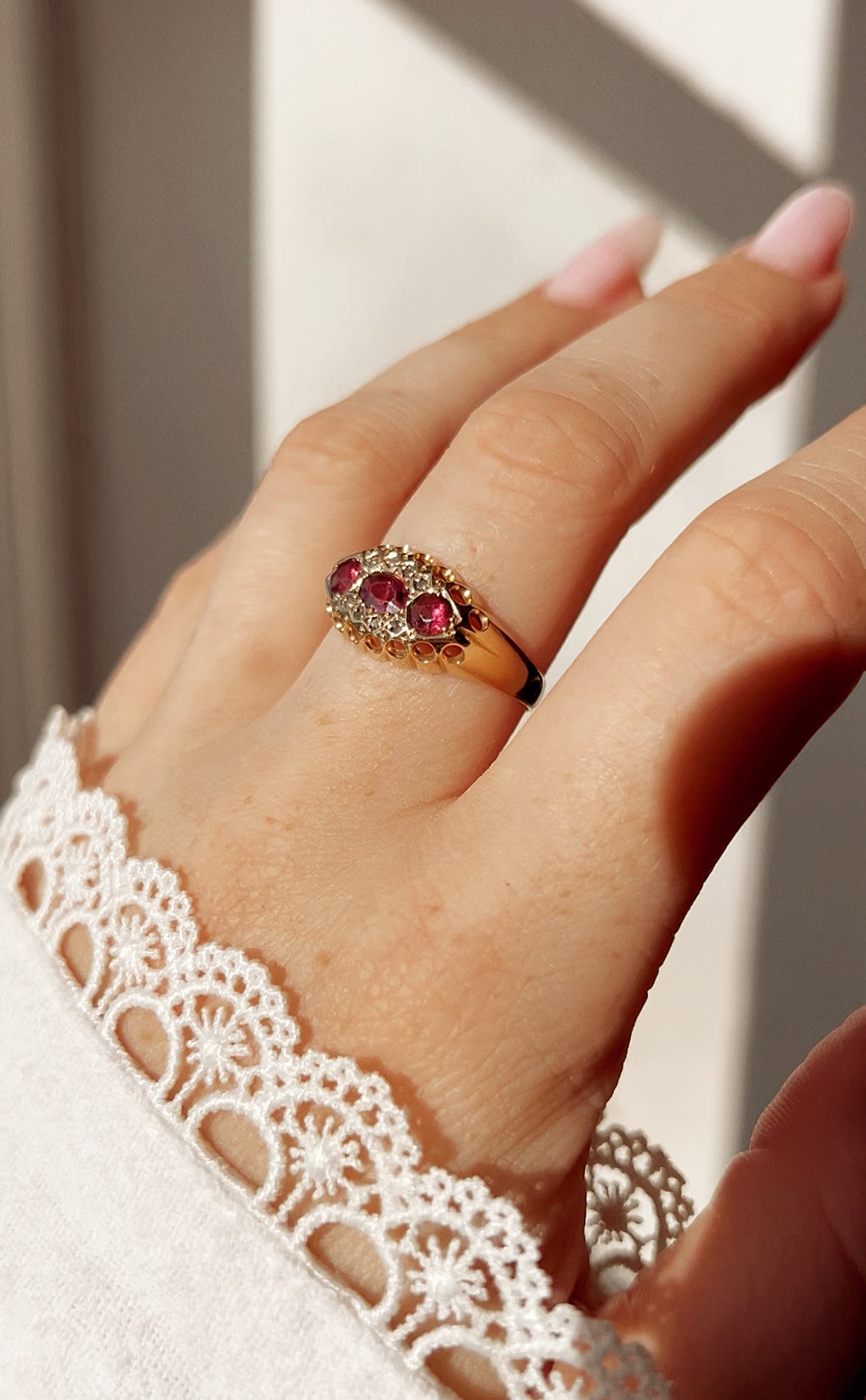 Very beautiful Early 20th Century 18ct gold Garnet and Rose Cut Diamond Ring