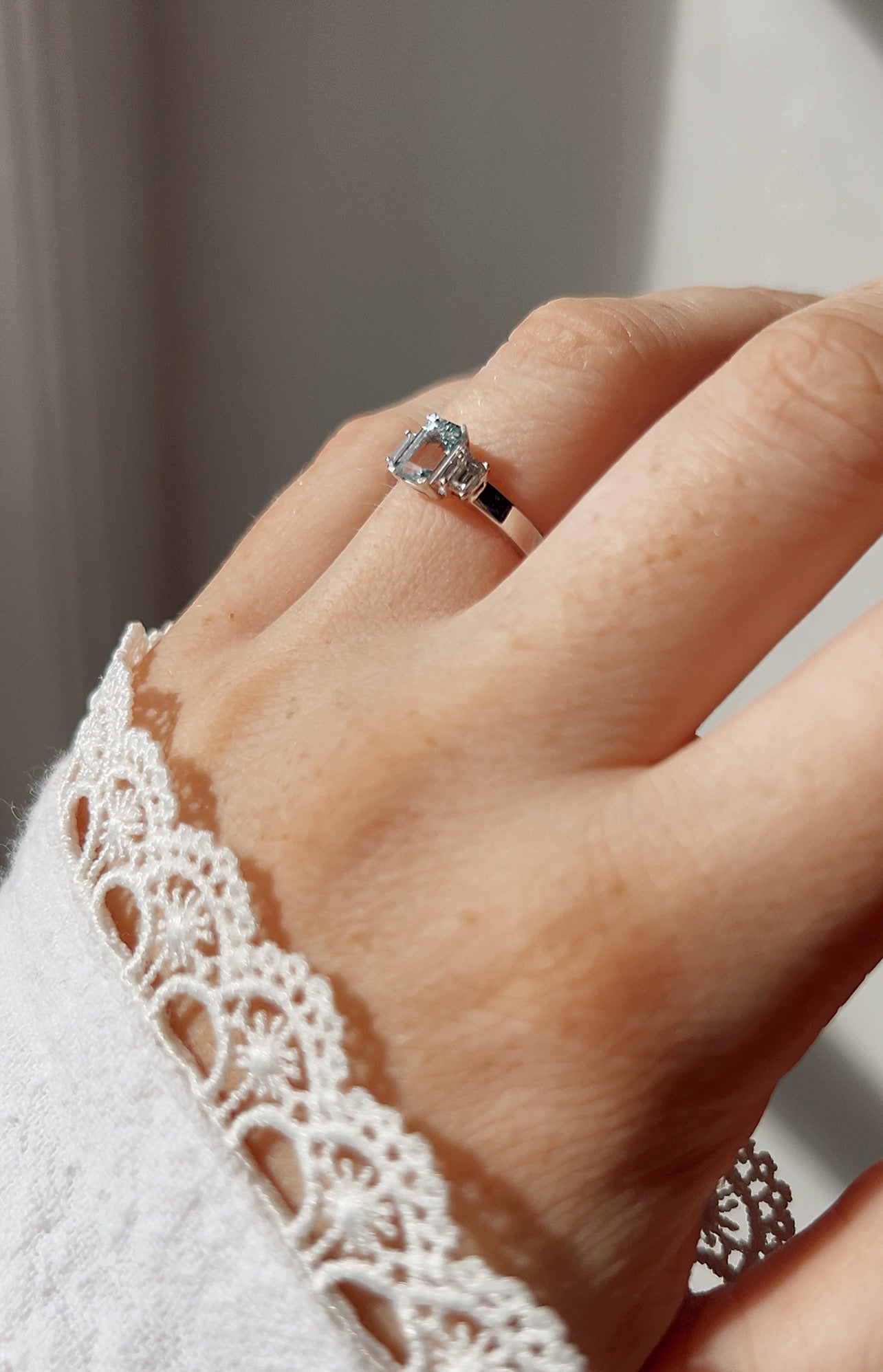 Modern 18ct gold Aquamarine and Diamond Ring