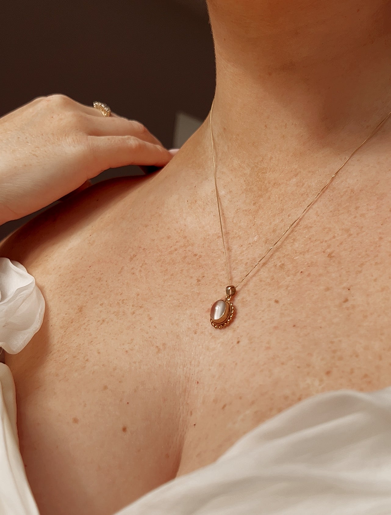 Wonderful Vintage 9ct Gold and Moonstone Pendant