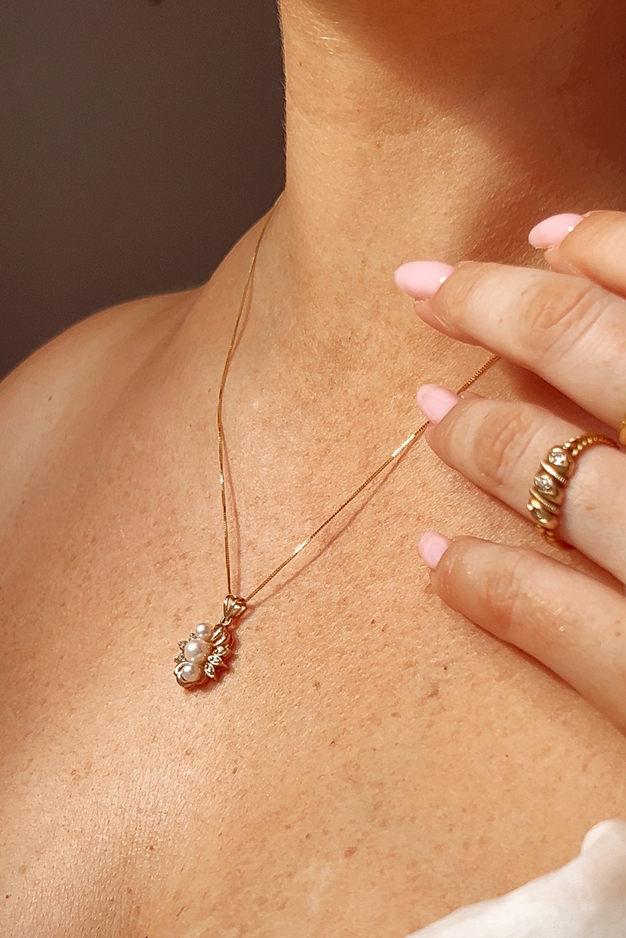 Pretty 9ct Gold Diamond and Cultured Pearl Pendant on a 9ct Gold Chain