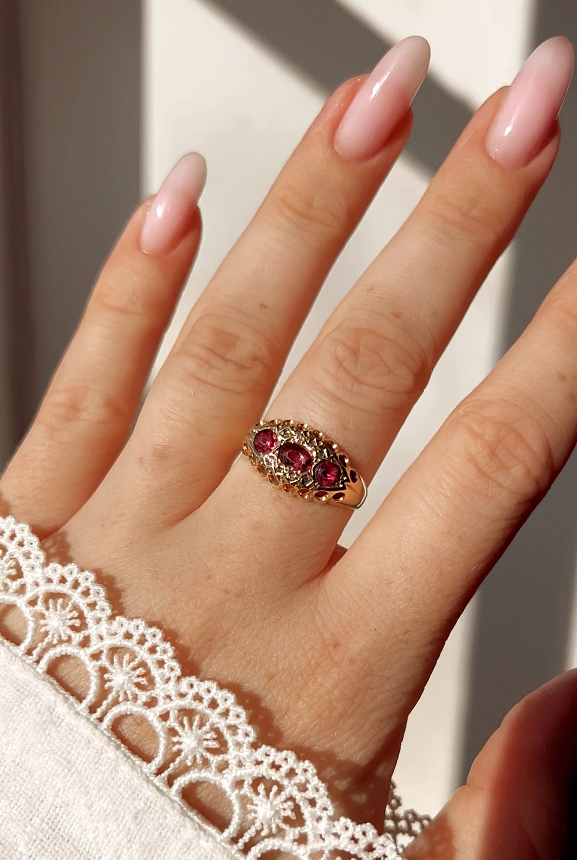 Very beautiful Early 20th Century 18ct gold Garnet and Rose Cut Diamond Ring