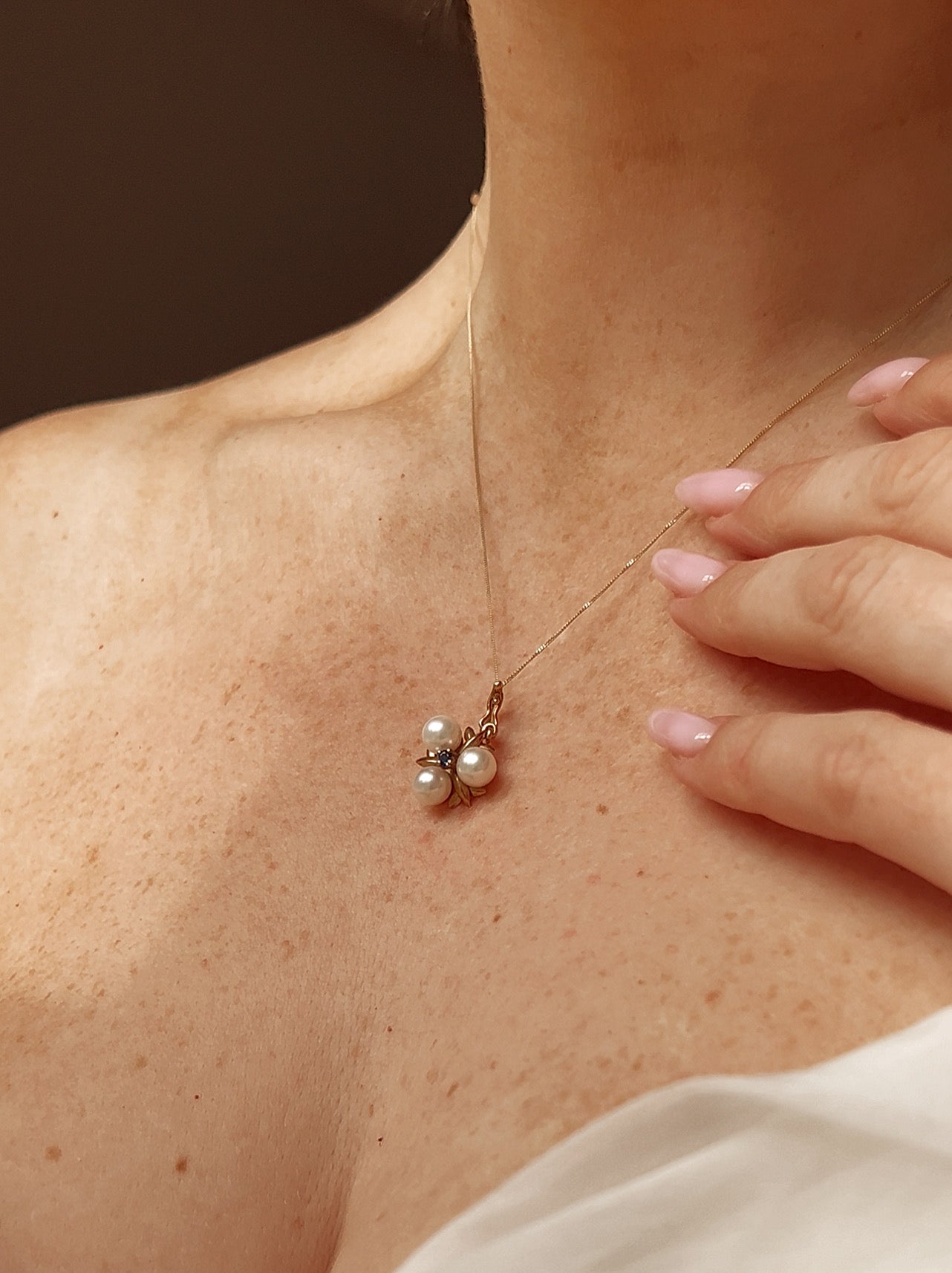 Attractive Vintage 9ct Gold, Sapphire and Cultured Pearl Pendant with a 9ct Gold Chain