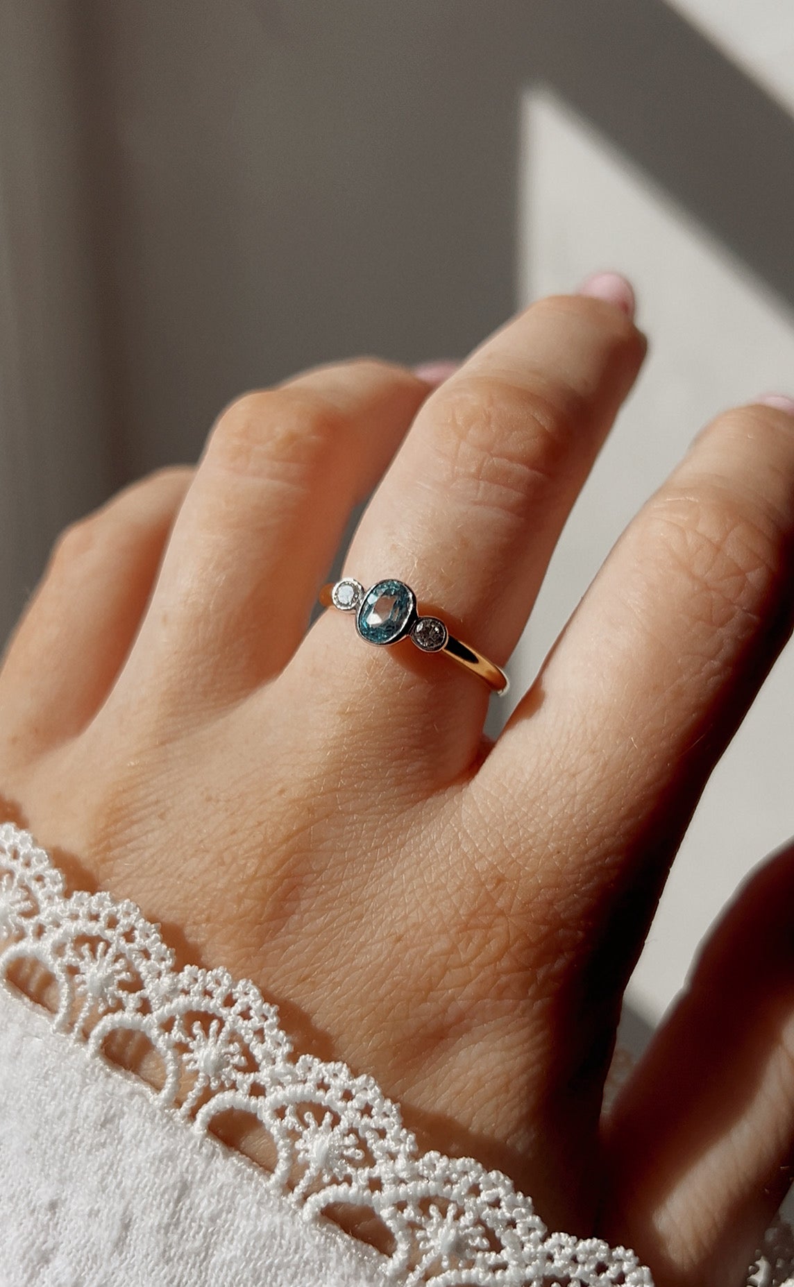 Lovely Vintage 18ct Gold,Aquamarine and Diamond Ring