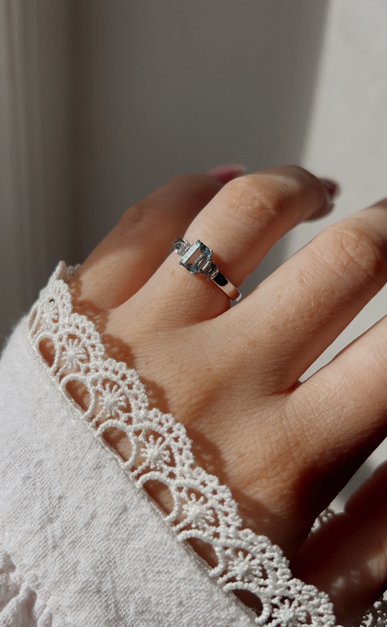 Modern 18ct gold Aquamarine and Diamond Ring