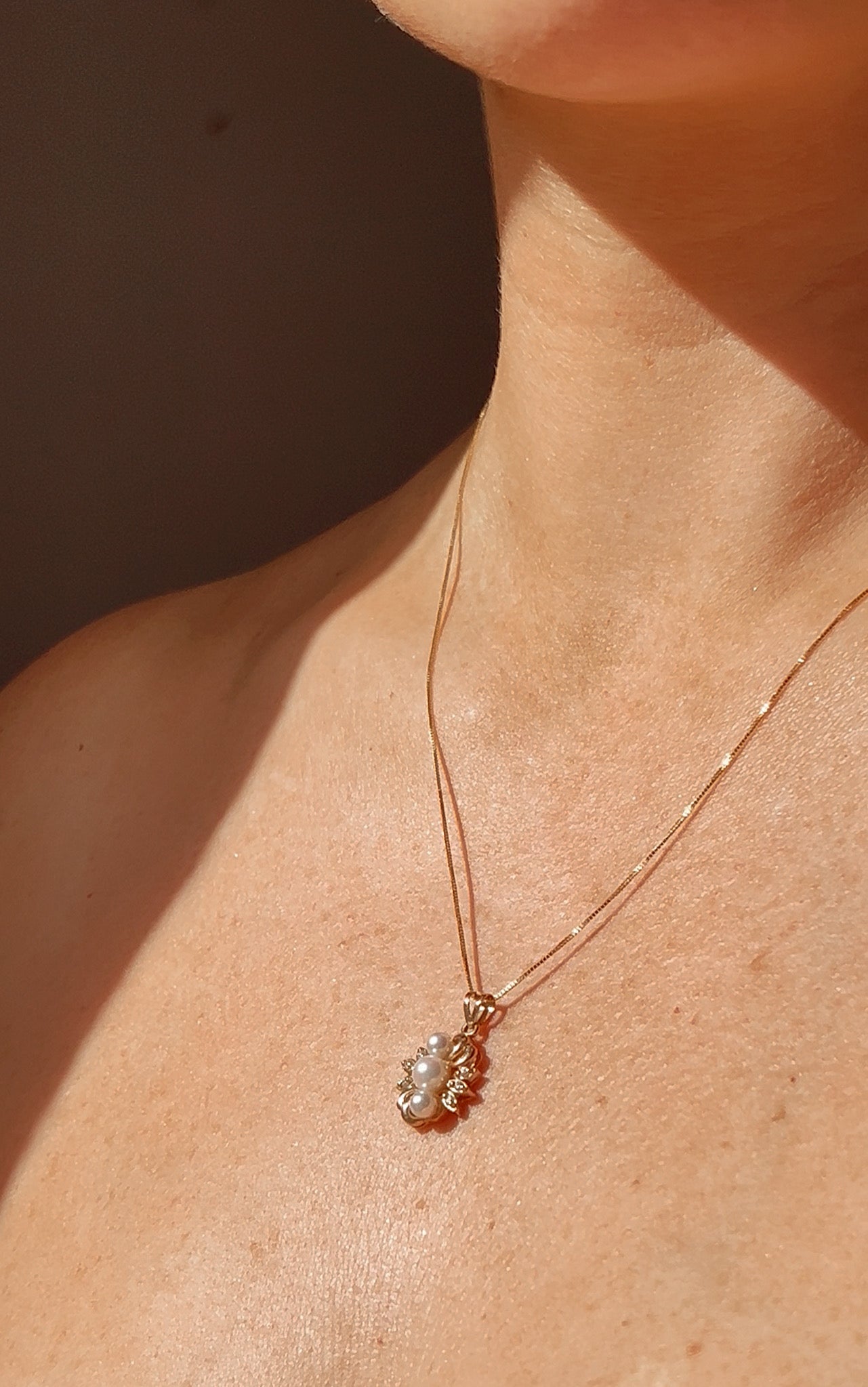 Pretty 9ct Gold Diamond and Cultured Pearl Pendant on a 9ct Gold Chain