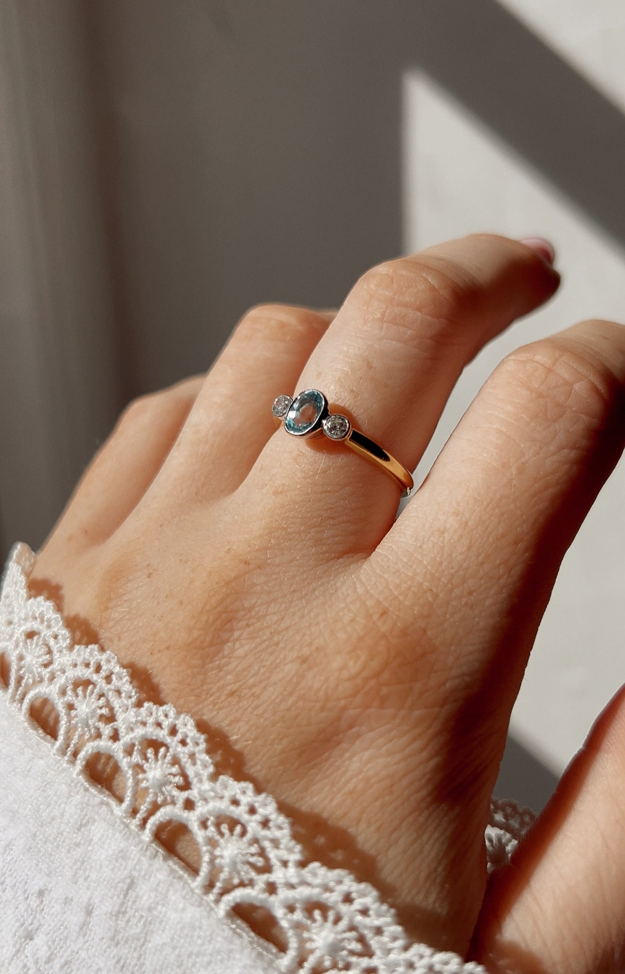 Lovely Vintage 18ct Gold,Aquamarine and Diamond Ring