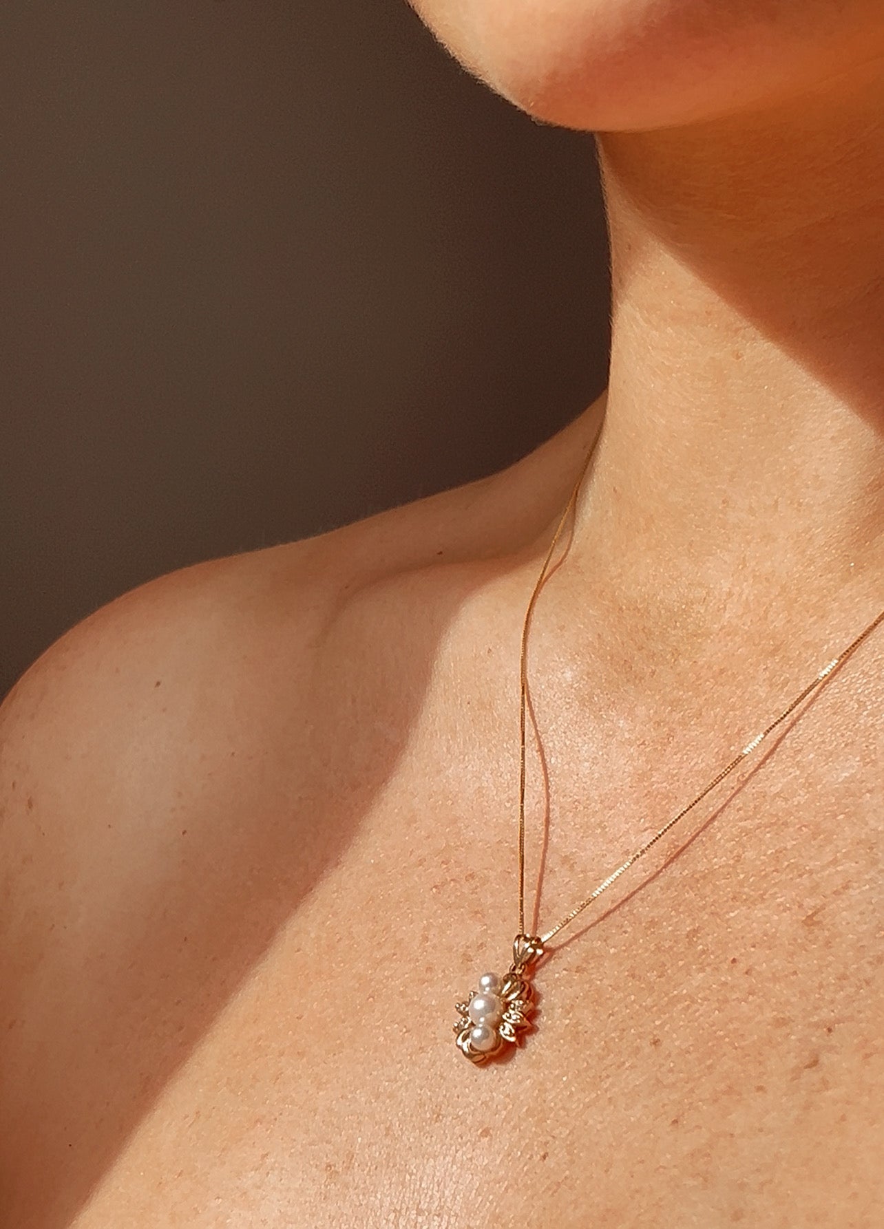 Pretty 9ct Gold Diamond and Cultured Pearl Pendant on a 9ct Gold Chain