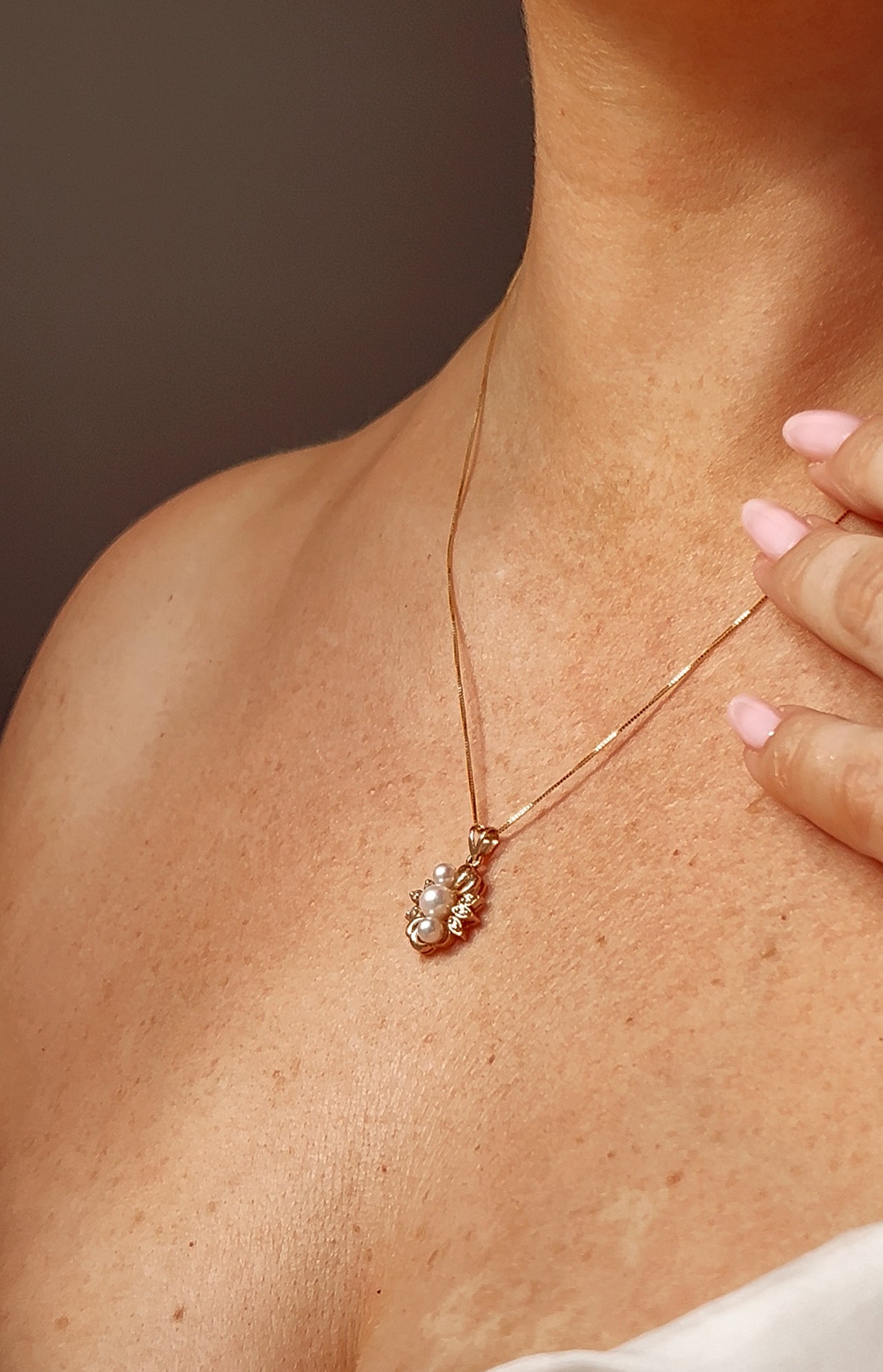 Pretty 9ct Gold Diamond and Cultured Pearl Pendant on a 9ct Gold Chain