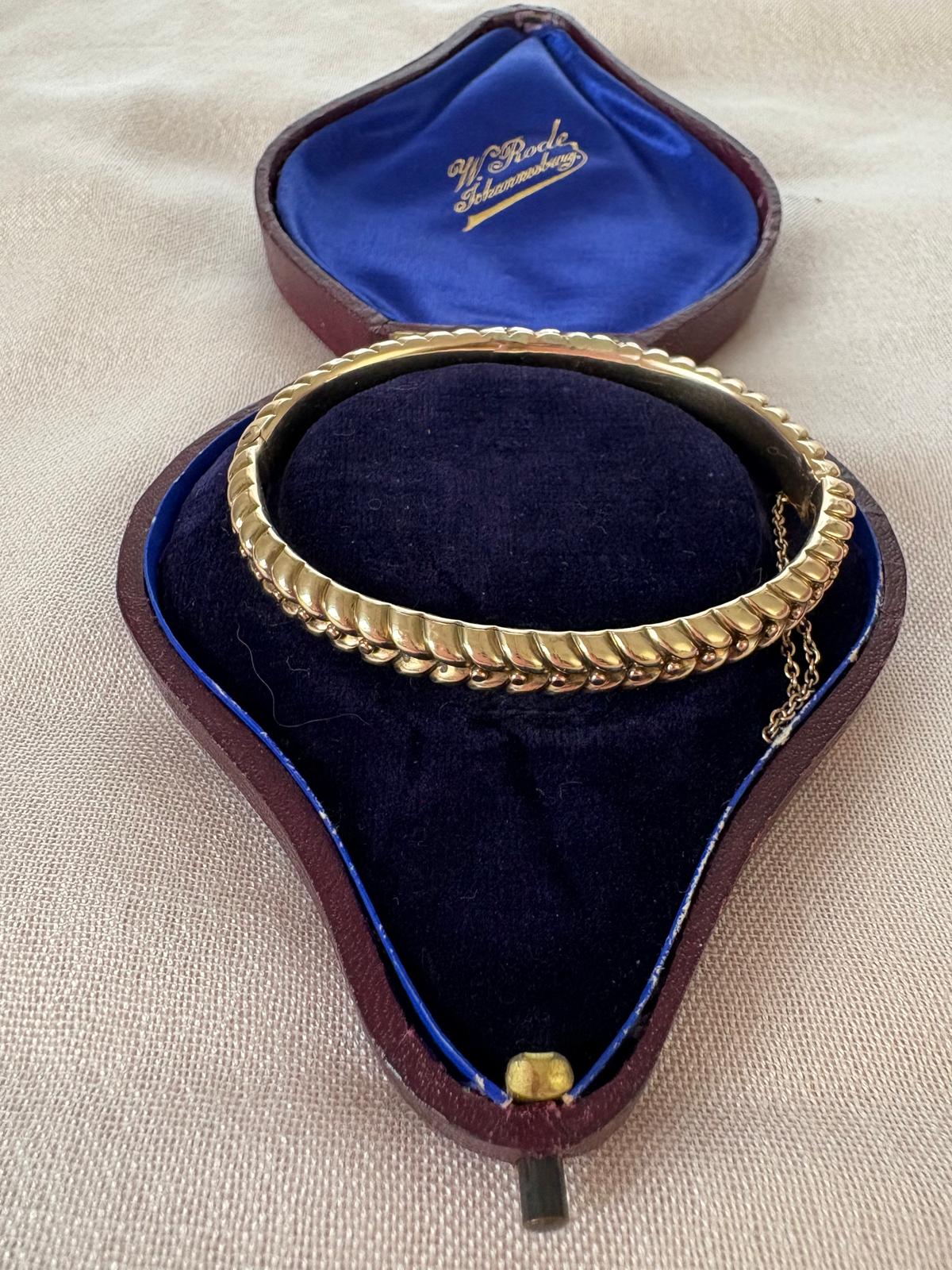 Stunning Victorian 9ct Gold Bangle in a Curb and Bead Pattern