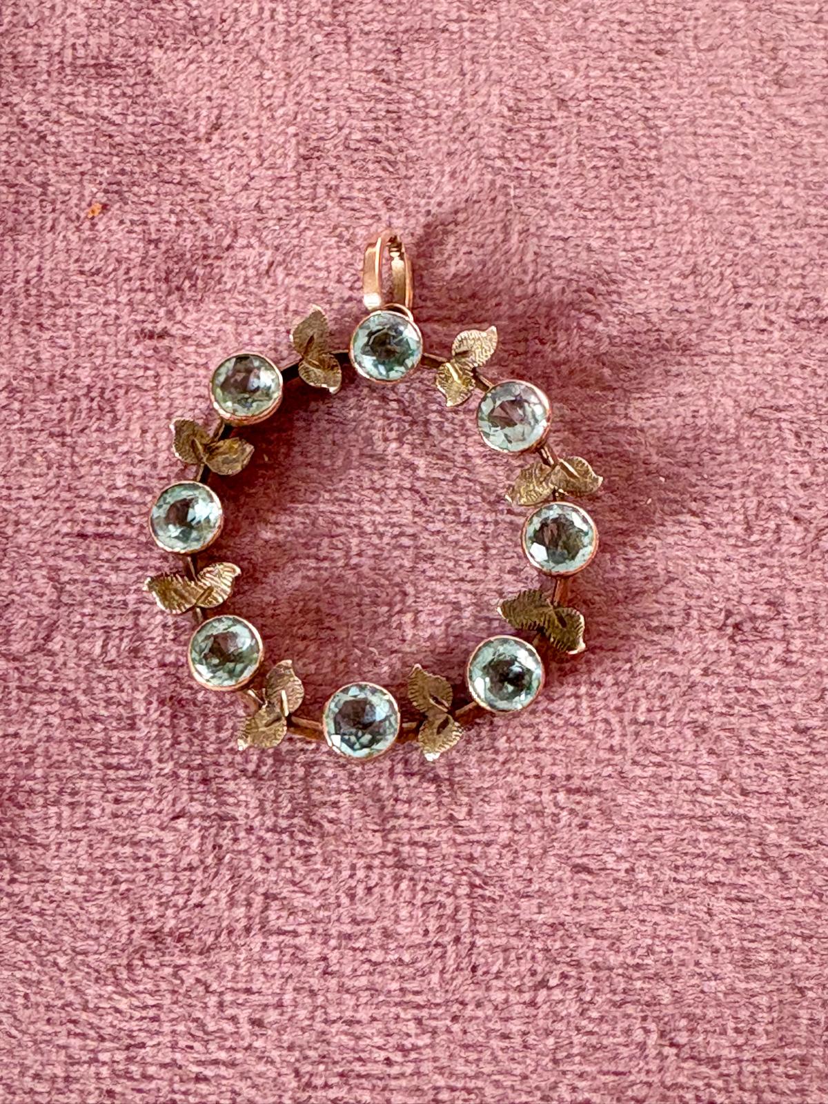 Very pretty 9ct gold and Aquamarine Foliate Pendant