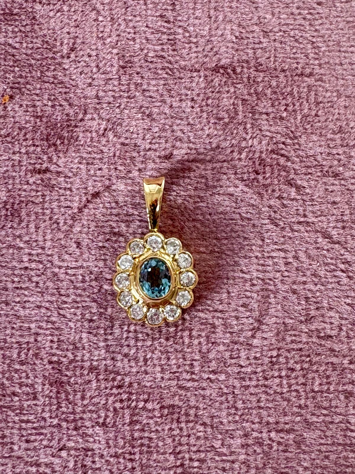Gorgeous 9ct Gold Aquamarine & Diamond Pendant
