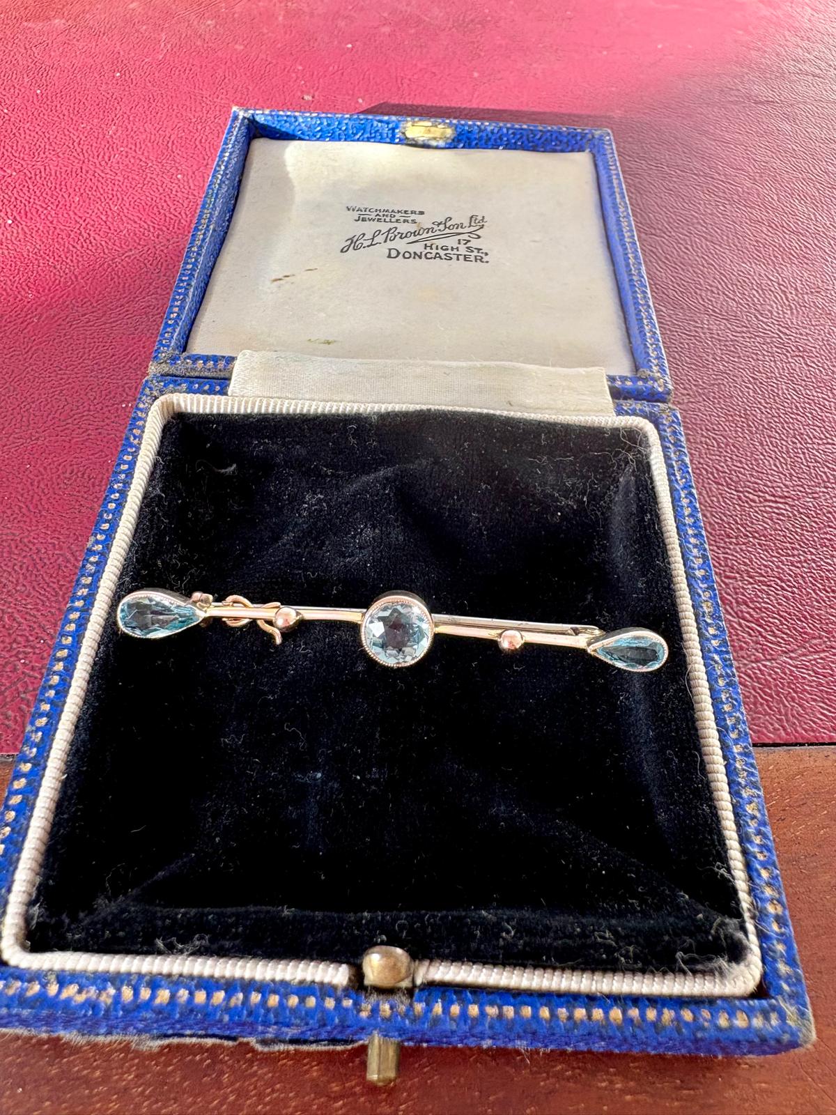 Very pretty Early 20th Century Gold and Aquamarine Bar Brooch