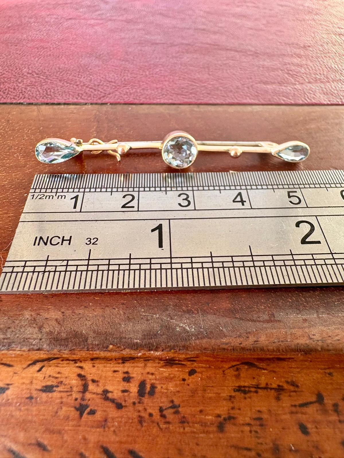 Very pretty Early 20th Century Gold and Aquamarine Bar Brooch