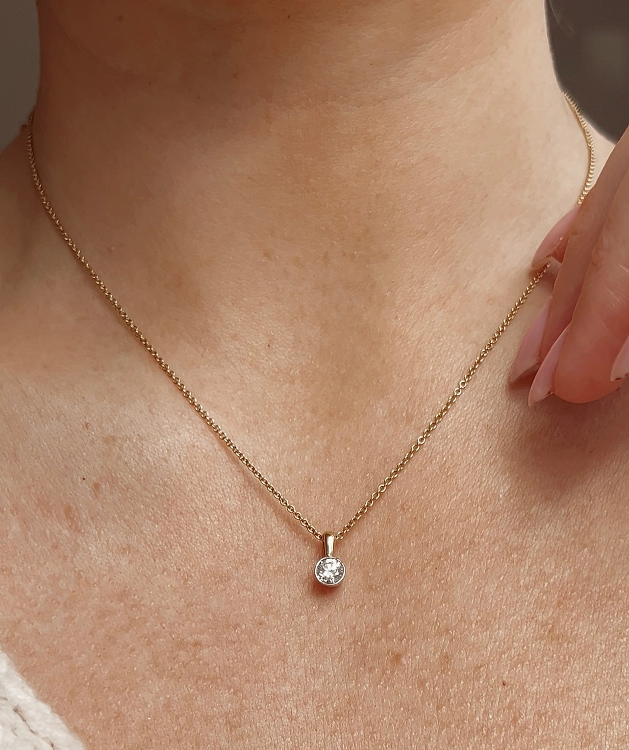 Beautiful Modern Classic 18ct Gold and Diamond Solitaire Pendant on an 18ct Gold Chain