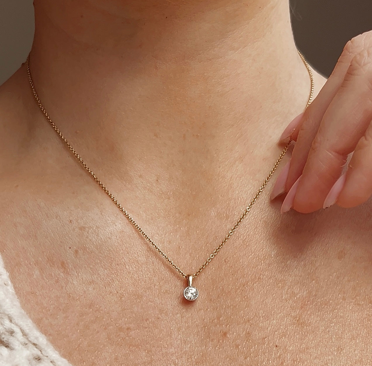Beautiful Modern Classic 18ct Gold and Diamond Solitaire Pendant on an 18ct Gold Chain