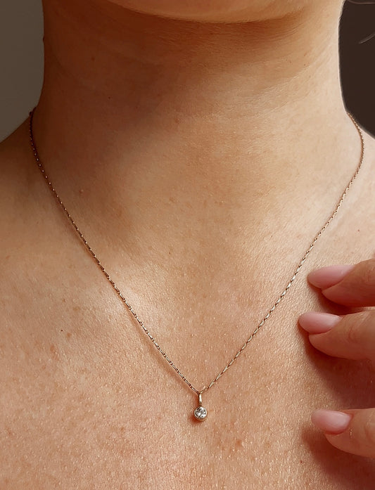 Gorgeous Vintage Brilliant-Cut Diamond Single Stone Pendant on a 9ct Gold Chain