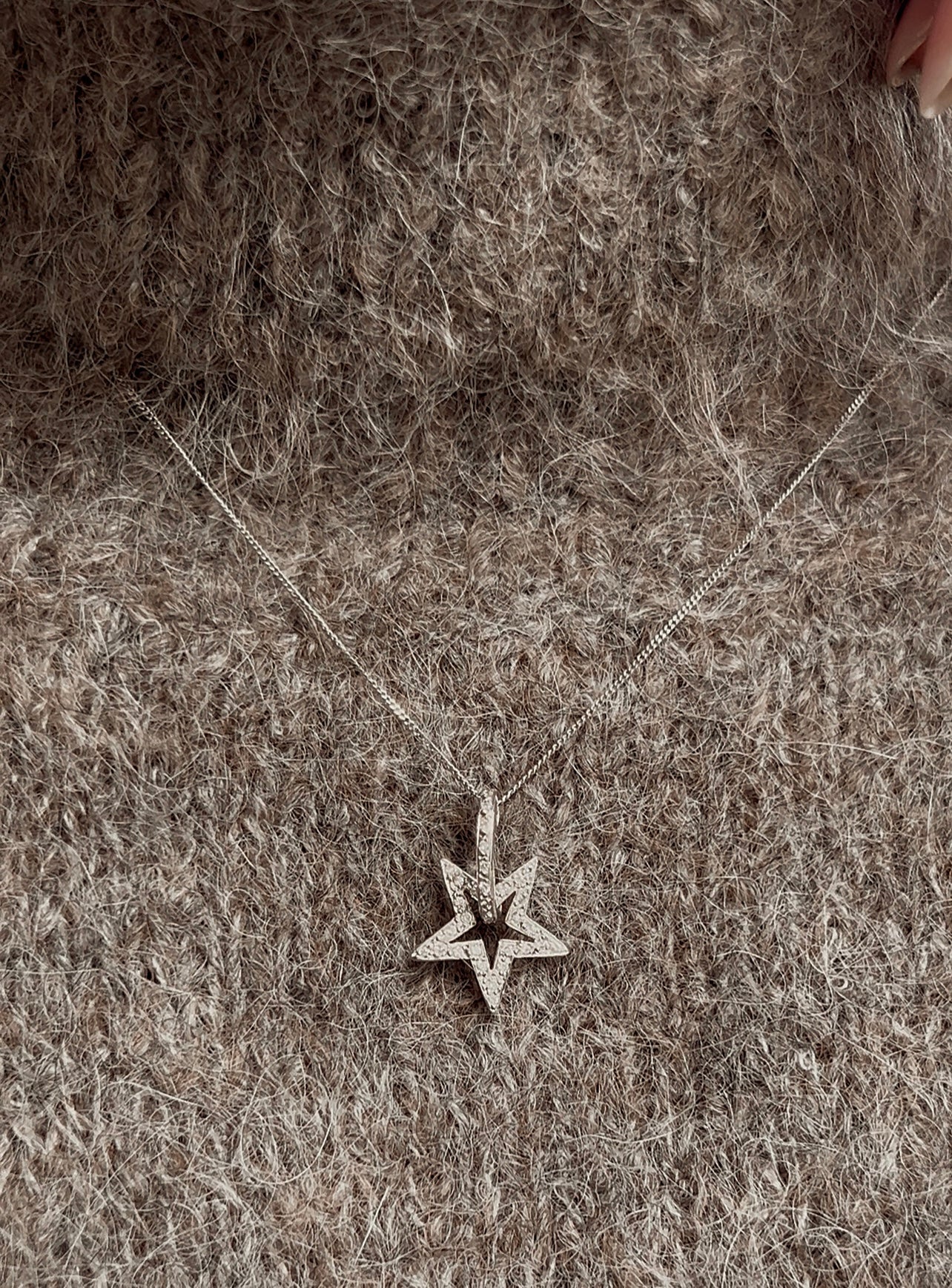 Gorgeous Modern 18ct White Gold and Diamond Star Pendant