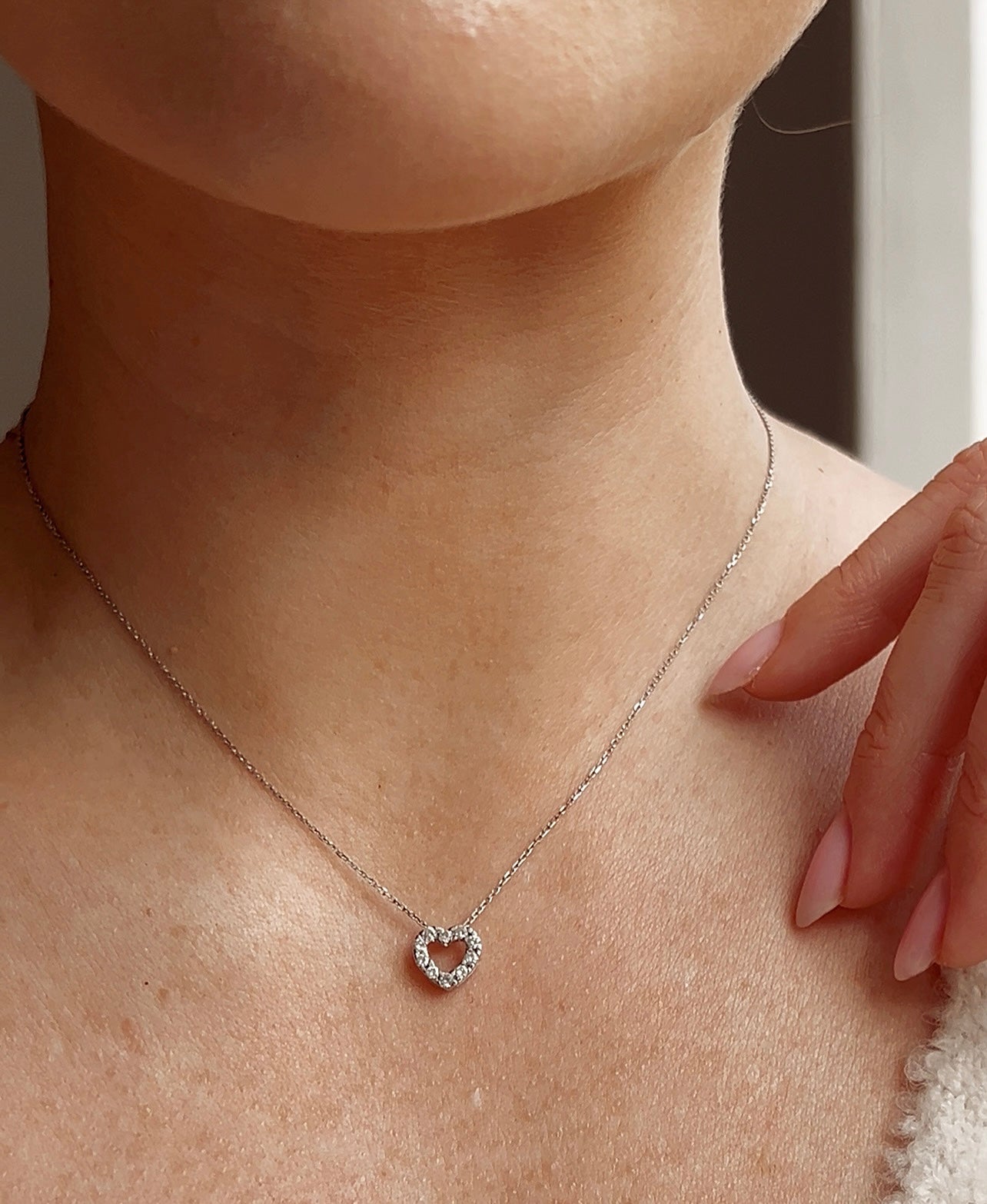Gorgeous Modern 18K White Gold and Diamond Heart Pendant on a 18K White Gold Chain