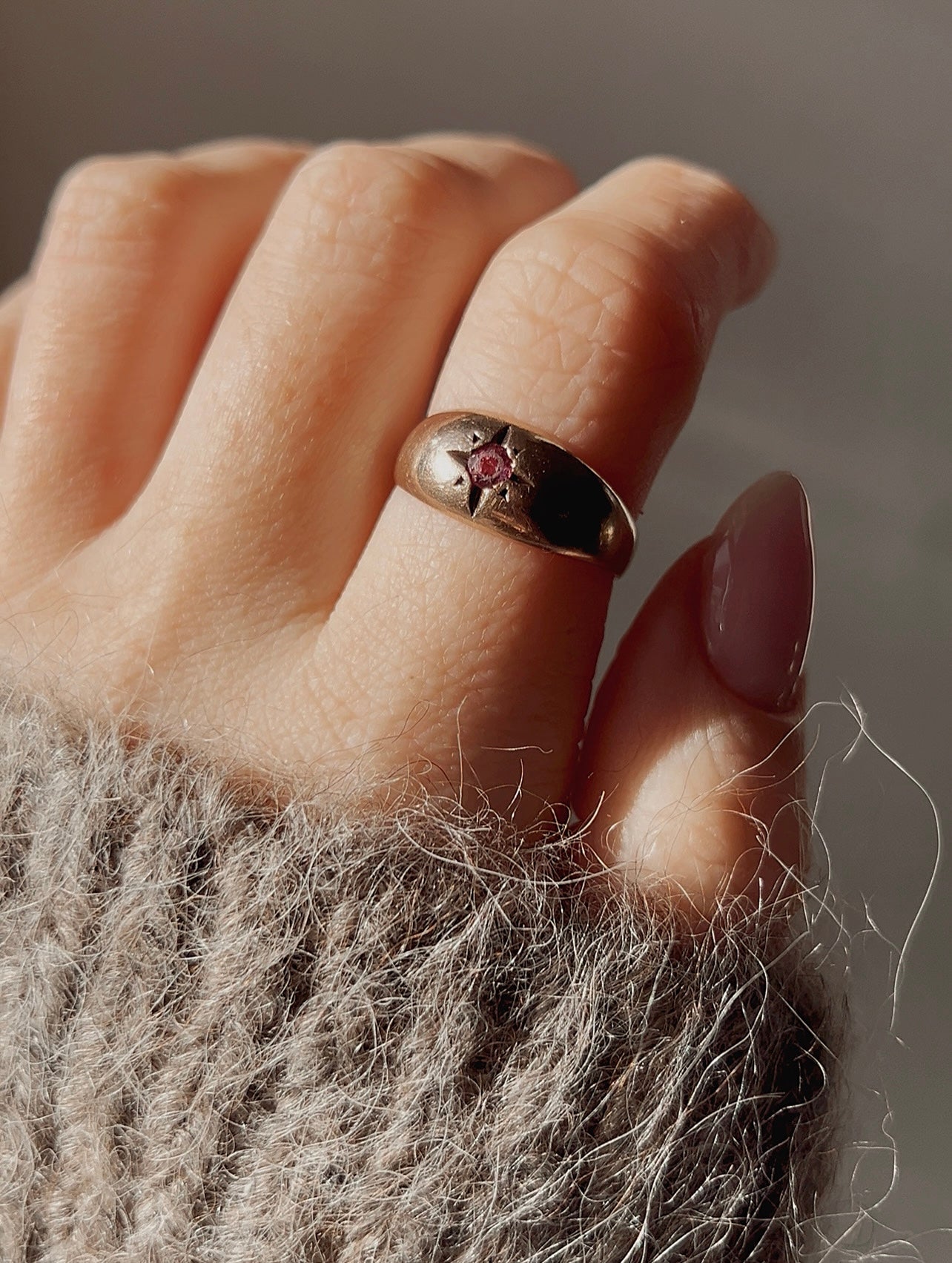 Gorgeous Vintage 9ct Gold and Ruby Starburst Ring