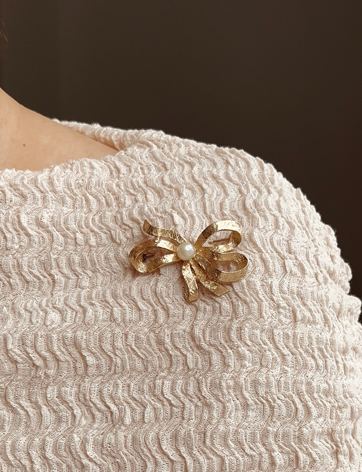 Stunning Vintage Gold Tone and Imitation Pearl Brooch