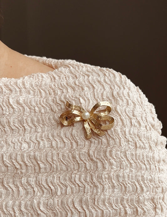 Stunning Vintage Gold Tone and Imitation Pearl Brooch