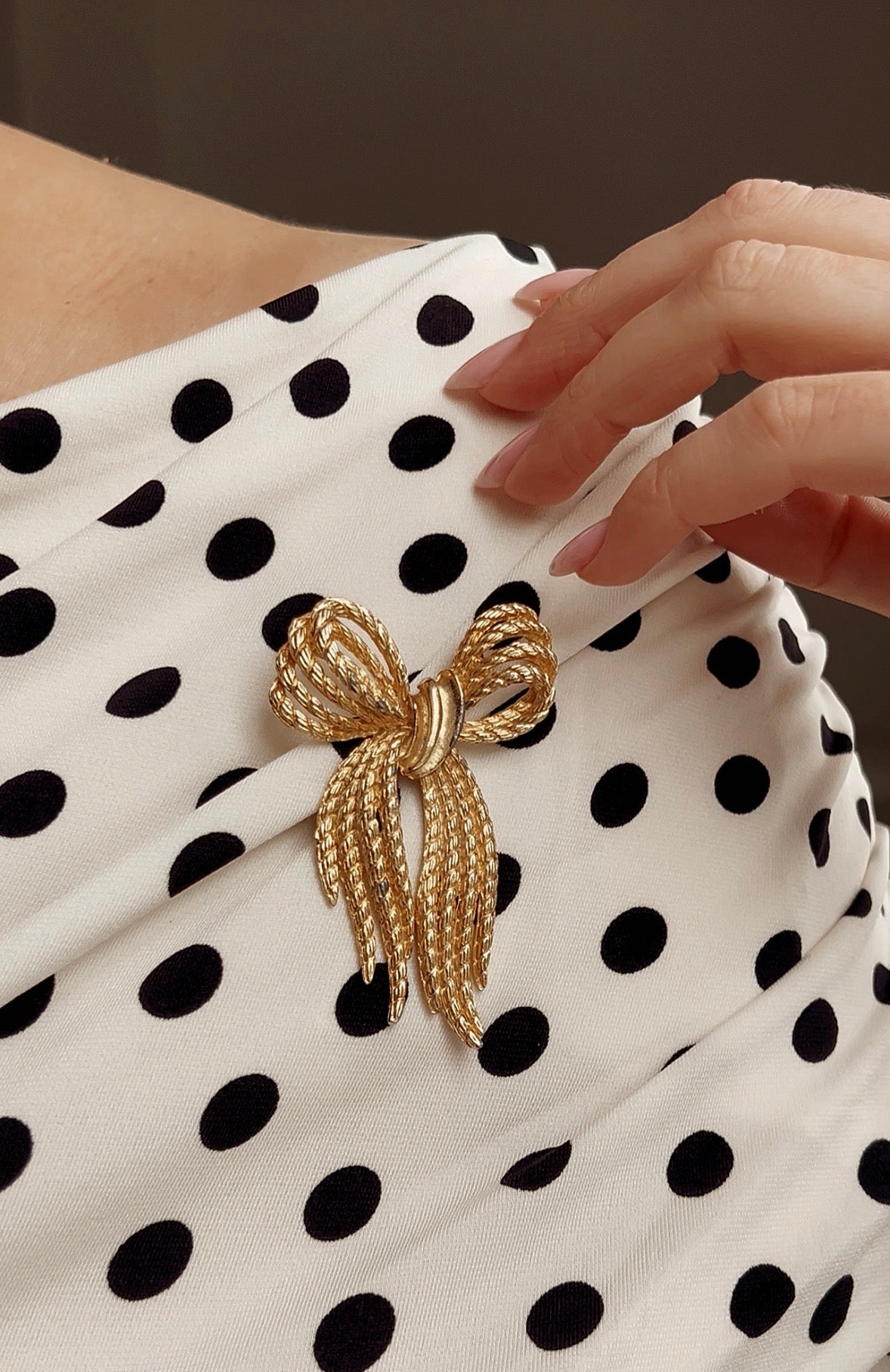 Wonderful Vintage Gold Tone Bow Brooch