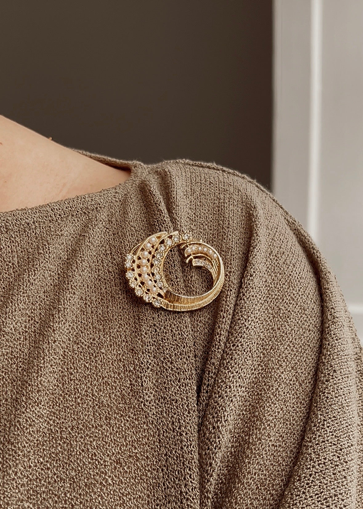 Gorgeous Vintage Gold Tone Brooch