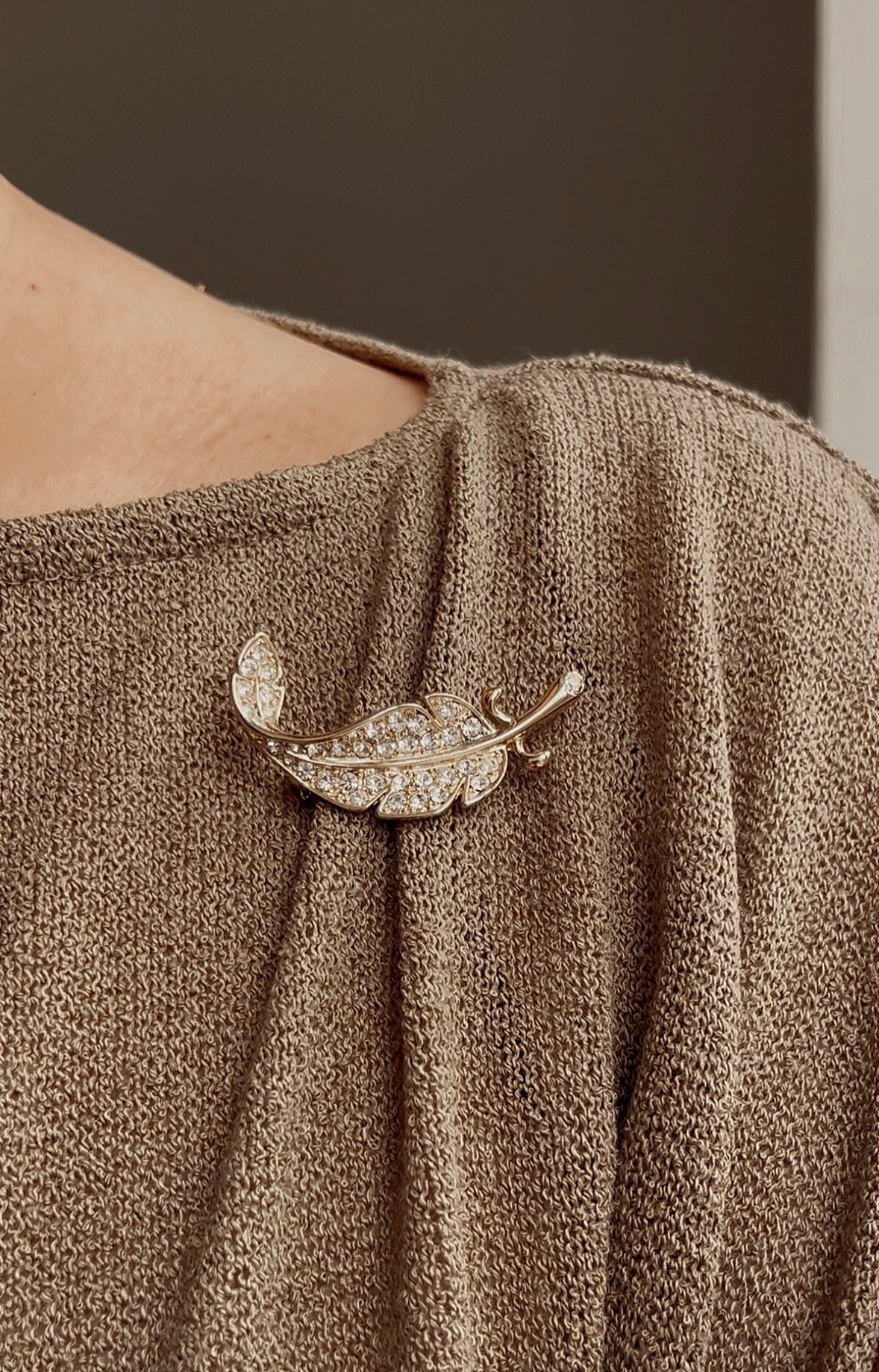 Gorgeous Vintage Leaf Gold Tone and Rhinestone Brooch