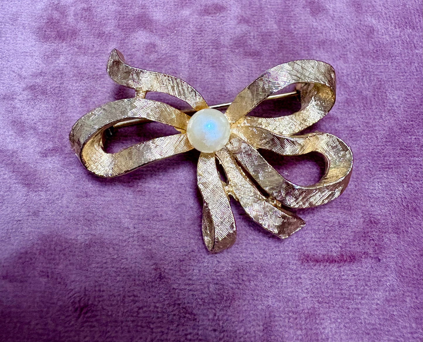 Stunning Vintage Gold Tone and Imitation Pearl Brooch