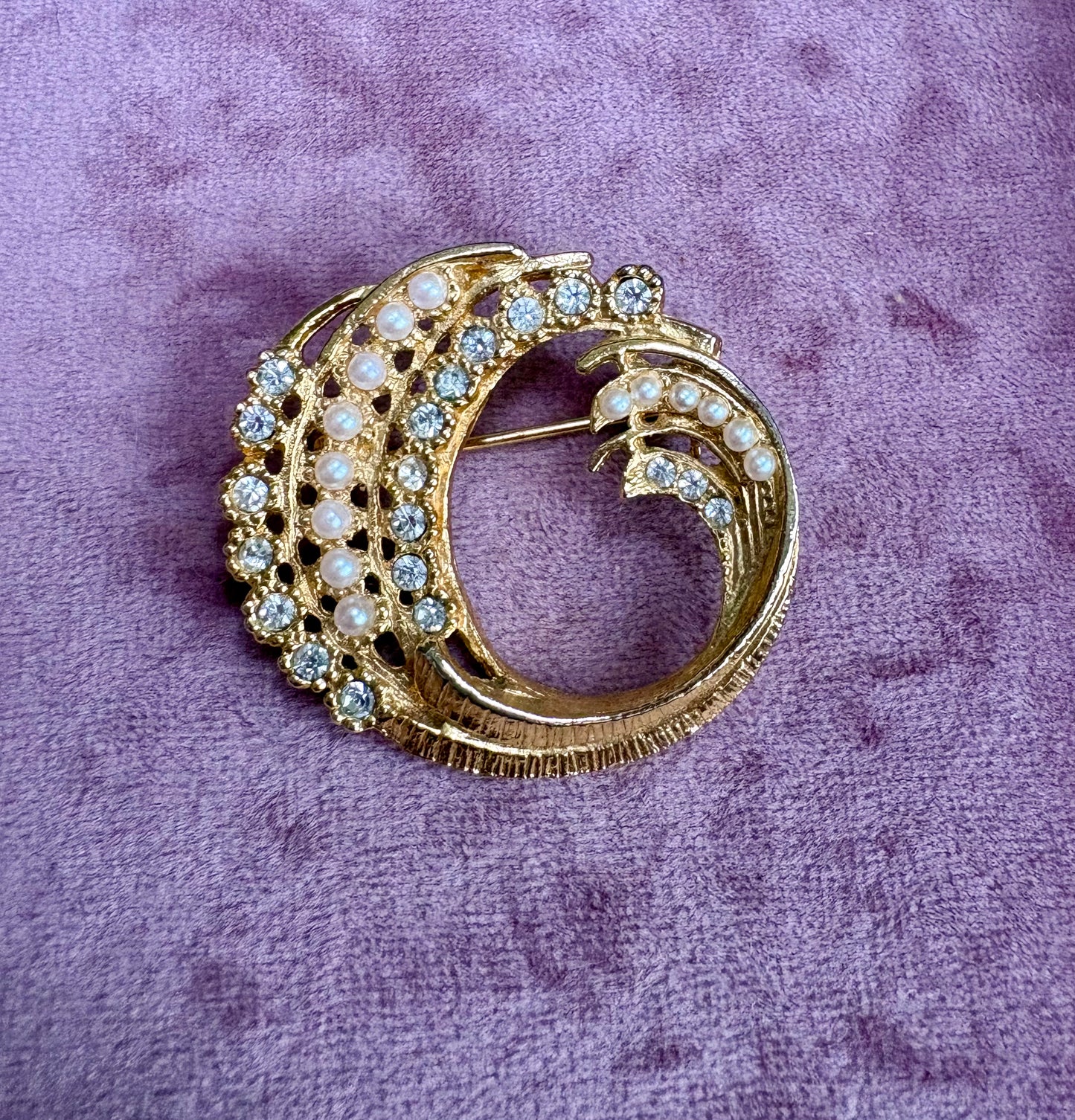 Gorgeous Vintage Gold Tone Brooch
