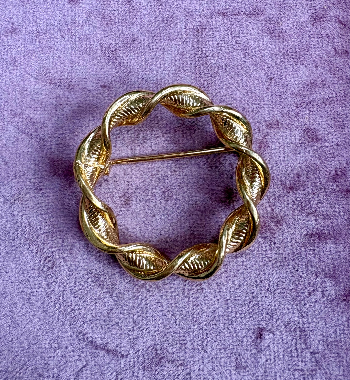 Lovely Vintage Gold Tone Wreath Brooch